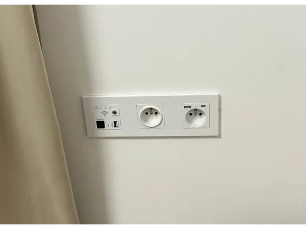 sran bily modul wifi socket do ramecku